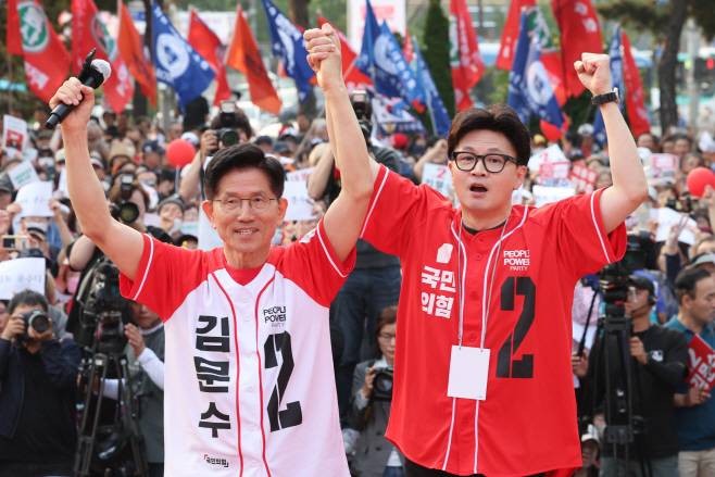 손 맞잡은 김문수와 한동훈<YONHAP NO-5871>