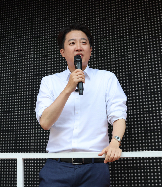거리 유세하는 이준석 후보<YONHAP NO-4880>