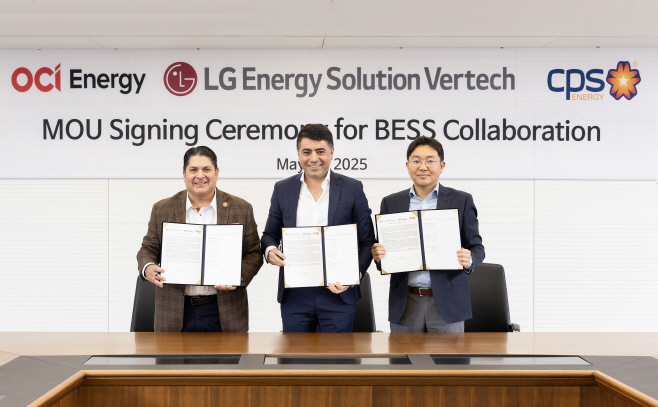 [사진] 26일 OCI빌딩에서 열린 업무협약식에서 OCI Energy 사바 바야틀리 사장(가운데)이 CPS Energy 루디 D. 가르자 사장(왼쪽), LG에너지솔루션 버테크 박재홍 법인장과 기념촬영을 하고 있다