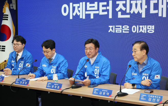 발언하는 윤호중 선대위총괄본부장<YONHAP NO-1712>