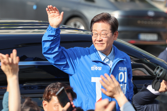 남양주 시민들에게 인사하는 이재명 후보<YONHAP NO-5312>