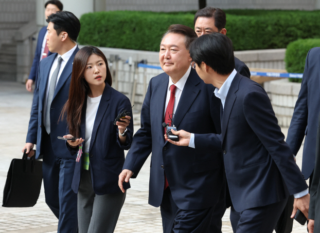 취재진 질문 받으며 법정 떠나는 윤석열 전 대통령