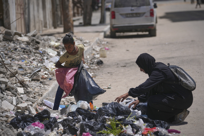 Mideast Wars Gaza Eating from Garbage <YONHAP NO-2683> (AP)