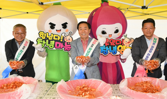 (포토뉴스)성낙인 창녕군수 과천 바로마켓에서 양파마늘 홍보1