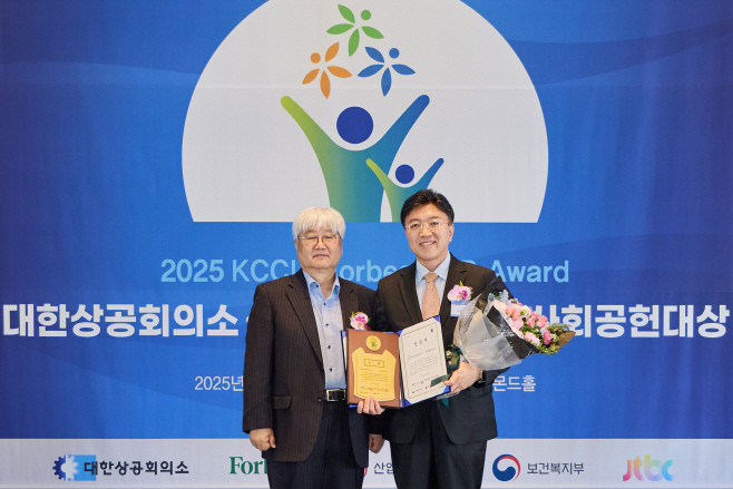 노승용 심사위원장과 김주한 한국필립모리스 대외정책부분 전무