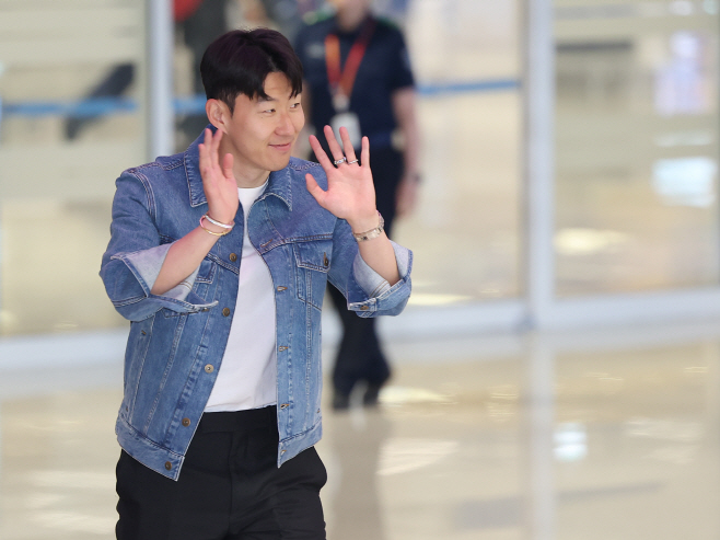 손인사하는 손흥민<YONHAP NO-3533>