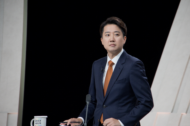 토론회 준비하는 이준석 후보<YONHAP NO-4443>