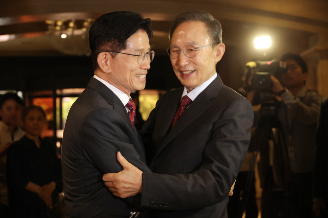 포옹하는 김문수 후보-이명박 전 대통령<YONHAP NO-2535>