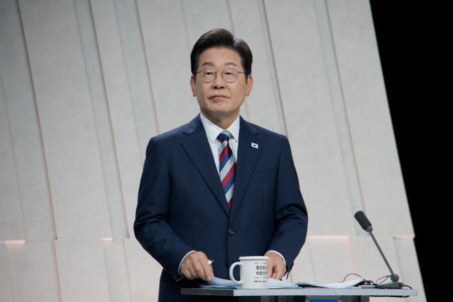 토론회 준비하는 이재명 후보<YONHAP NO-4438>