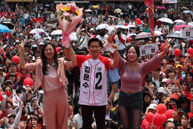 김문수 후보, 김해서 지지 호소<YONHAP NO-3199>