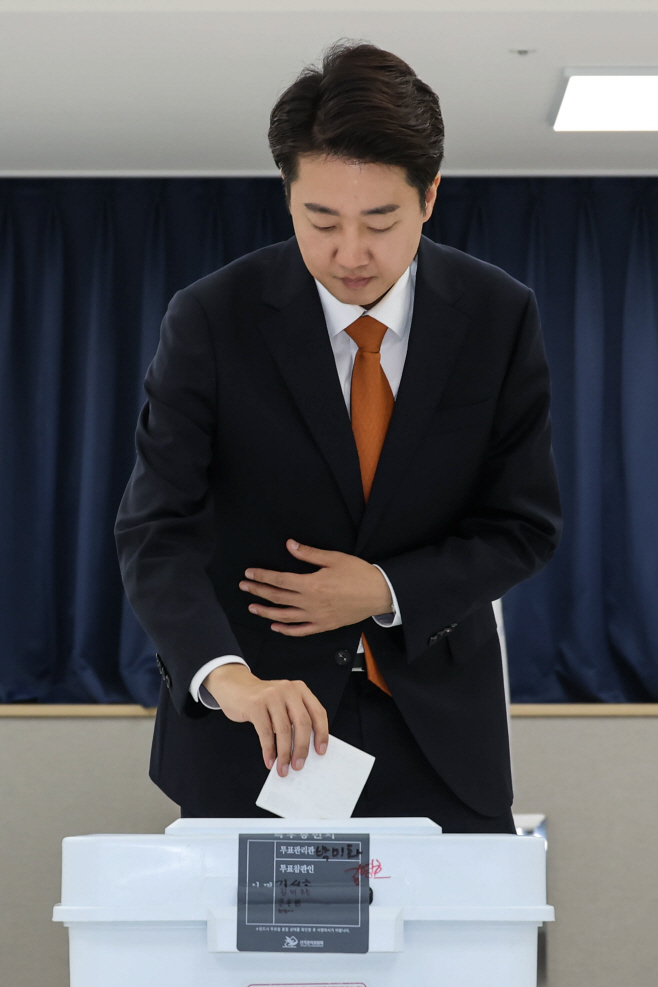 이준석 후보, 대선 사전투표<YONHAP NO-4463>