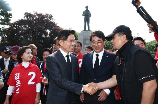 맥아더장군 동상 참배 마친 김문수 후보<YONHAP NO-4276>