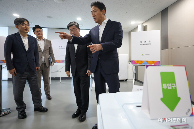 [포토] 사전투표 준비상황 점검하는 오세훈 시장