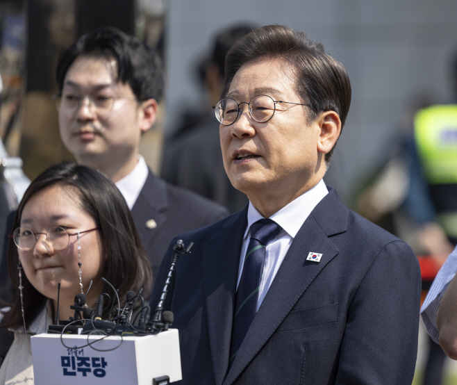 취재진 질문에 답하는 이재명 후보<YONHAP NO-4559>