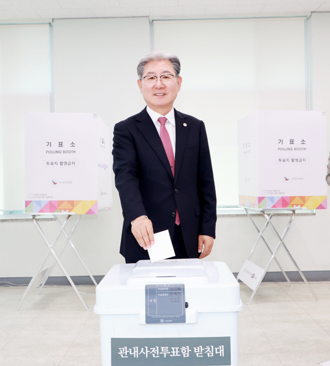 #2. 250529 보도사진1(의령군수 사전투표 참여)