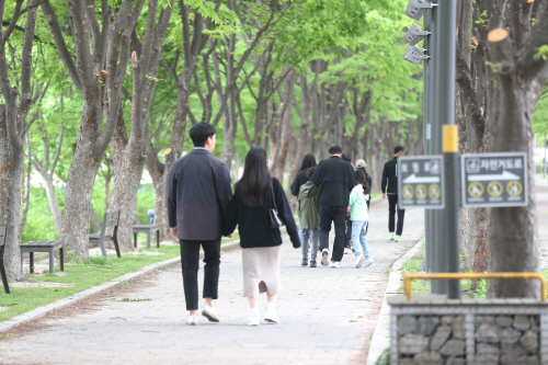 황금연휴 즐기는 시민들<YONHAP NO-3784>