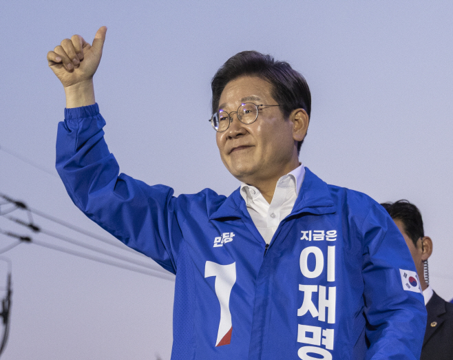 시민들 환호에 엄지들어 답하는 이재명 후보<YONHAP NO-6926>