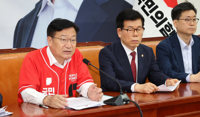 브리핑 하는 정점식 클린선거본부장<YONHAP NO-2988>