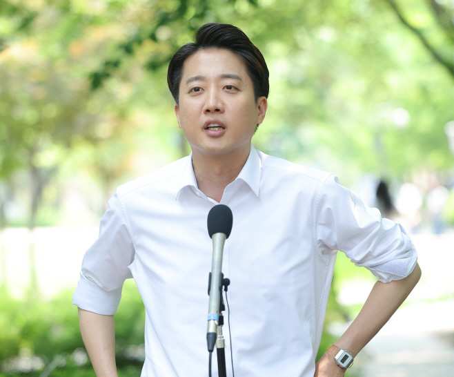 취재진 질문에 답하는 이준석 후보<YONHAP NO-3413>
