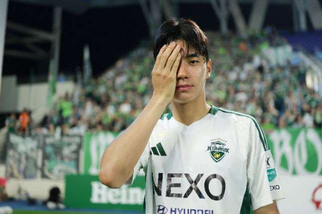 전진우가 한쪽 눈을 가리고 있다. 한국프로축구연맹