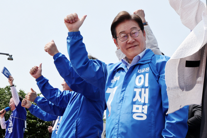 춘천 시민들에게 인사하는 이재명 후보