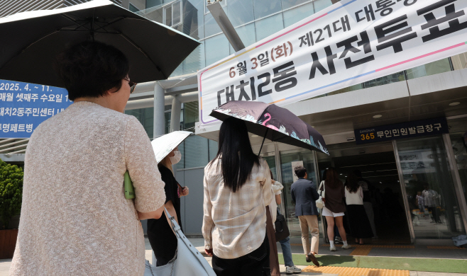 무더위 속 투표 열기<YONHAP NO-3642>