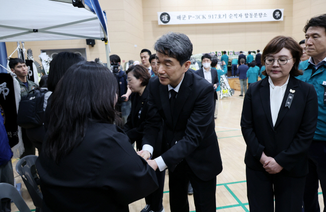 이주호 권한대행, 초계기 순직자 합동분향소 조문