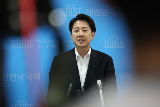 취재진 질문에 답하는 이준석 후보<YONHAP NO-4407>