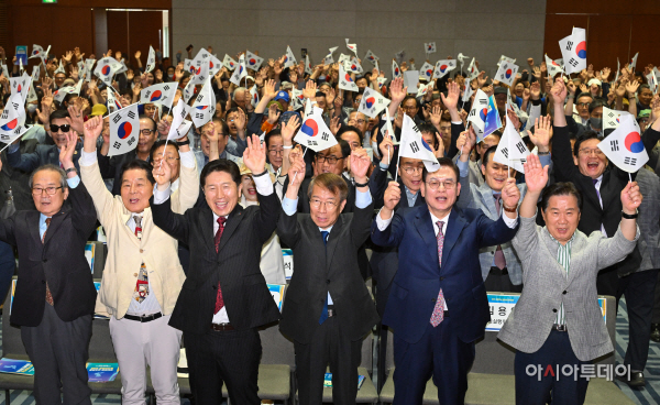 [포토] 2025 코리안드림 통일실천 결의대회 만세삼창