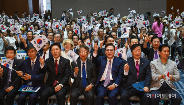 [포토] 2025 코리안드림 통일실천 결의대회, 태극기 흔드는 참석자들