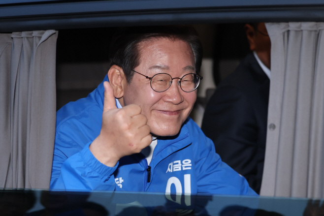 충주시민들에게 인사하는 이재명<YONHAP NO-5105>
