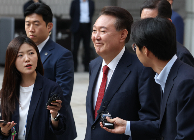 취재진 질문 받으며 법정 떠나는 윤석열 전 대통령<YONHAP NO-5768>