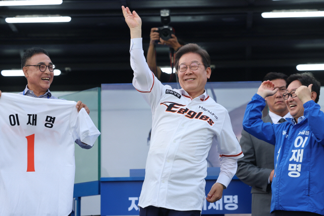 이재명, 송진우의 21번 입고 21대 대선 향해 힘...<YONHAP NO-3541>