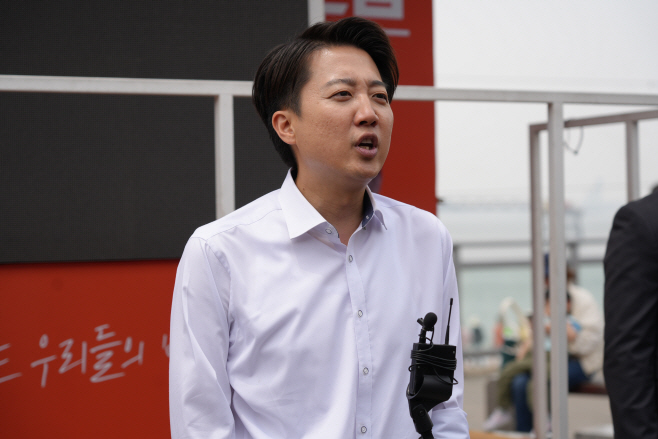 취재진 질문에 답하는 이준석 후보<YONHAP NO-3149>