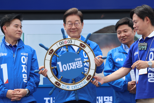 조타기 잡은 이재명 후보<YONHAP NO-2979>