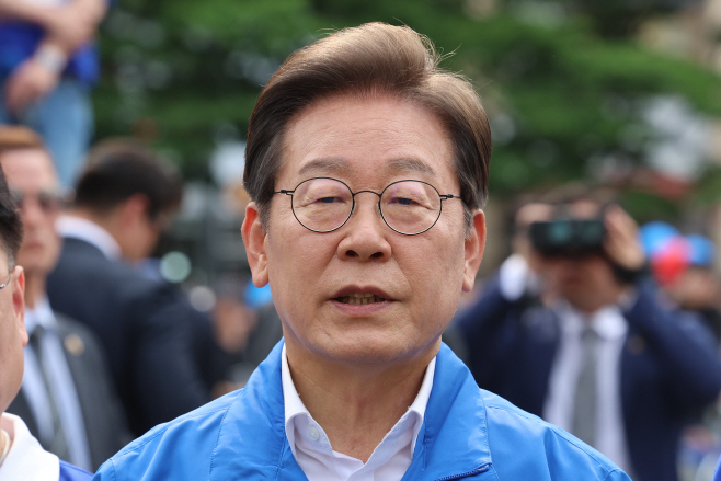 취재진 질문에 답하는 이재명 후보<YONHAP NO-3174>