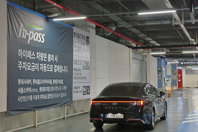 [사진1] 오는 2일부터 롯데월드타워·몰 주차장이 무정차 자동 결제가 가능한 '하이패스 주차장'으로 운영된다