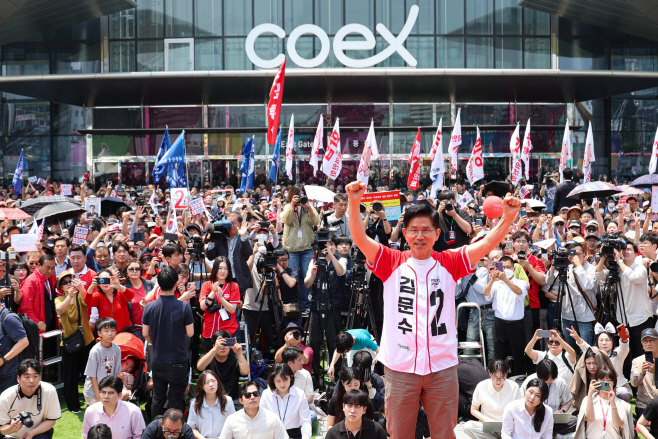 김문수, 코엑스 앞에서<YONHAP NO-4888>