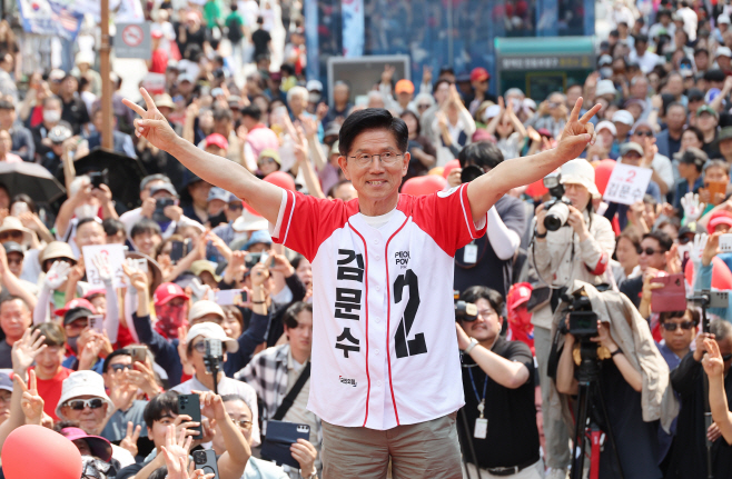 김문수, 두 손 번쩍<YONHAP NO-5355>