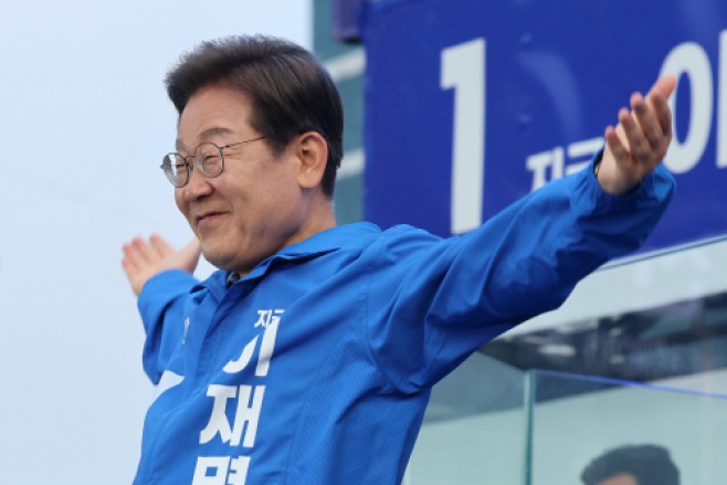 부산 시민에게 인사하는 이재명 후보<YONHAP NO-6067>