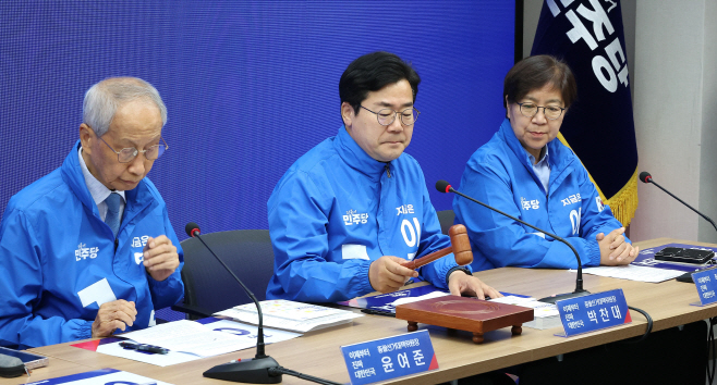 의사봉 두드리는 박찬대 상임총괄선거대책위원장<YONHAP NO-2273>