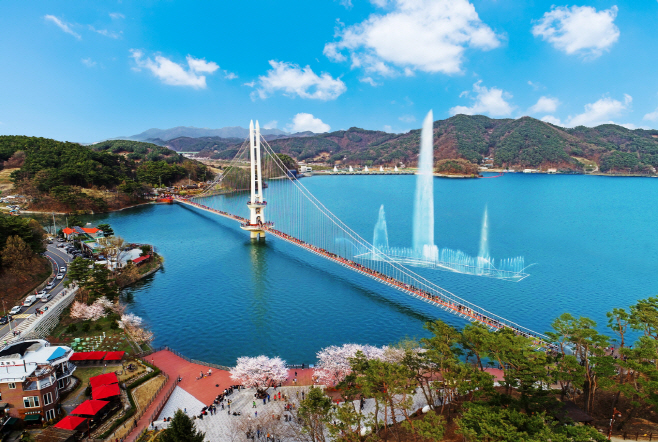 예산군, 예당호출렁다리 누적 방문객 900만명 돌파!