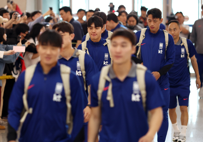 이라크로 출국하는 한국 축구 대표팀<YONHAP NO-2442>