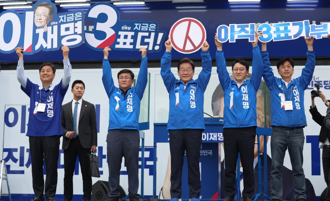 투표독려하는 이재명 후보<YONHAP NO-2736>