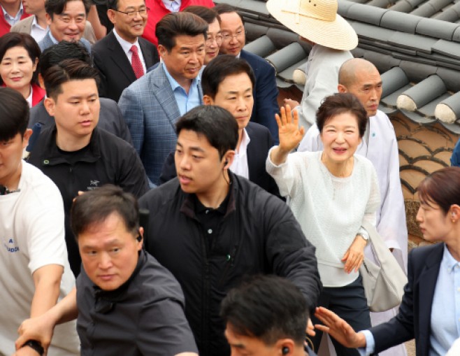 부산 범어사 찾은 박근혜<YONHAP NO-2821>