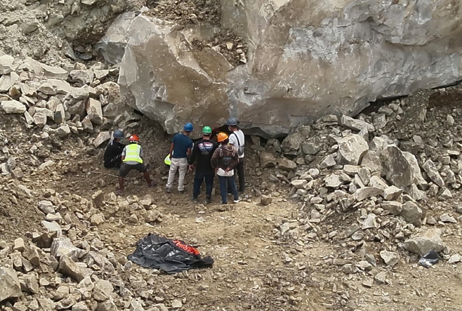 INDONESIA-CIREBON-QUARRY-LANDSLIDE-... <YONHAP NO-6798> (XINHUA)