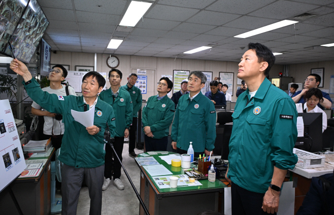 사진1. 오세훈 서울시장이 2일(월) 충무로역을 찾아 스마트CCTV로 역사 내 안전을 점검하고 있다.