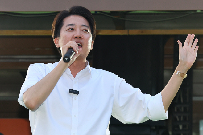 이준석 후보, 서울역 광장서 지지 호소<YONHAP NO-6193>