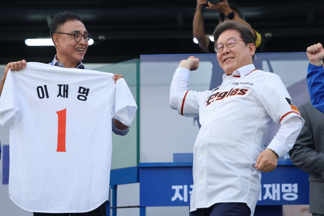 송진우의 21번 유니폼 입고 21대 대선 향해 힘찬...<YONHAP NO-3537>