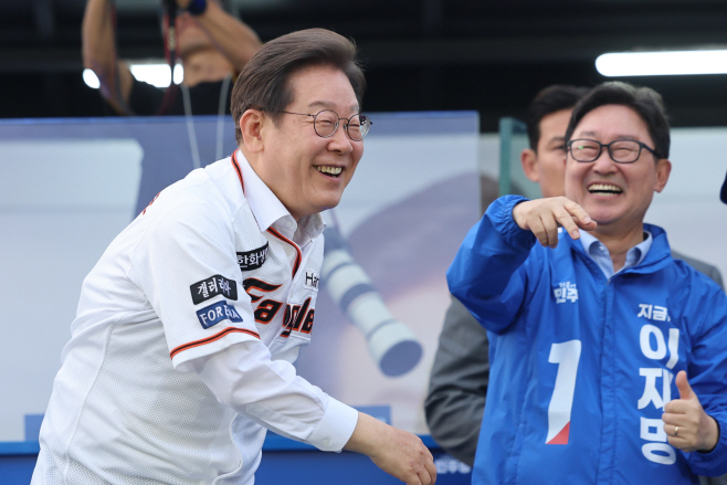 이재명, 송진우의 21번 입고 21대 대선 향해 힘...<YONHAP NO-3540>